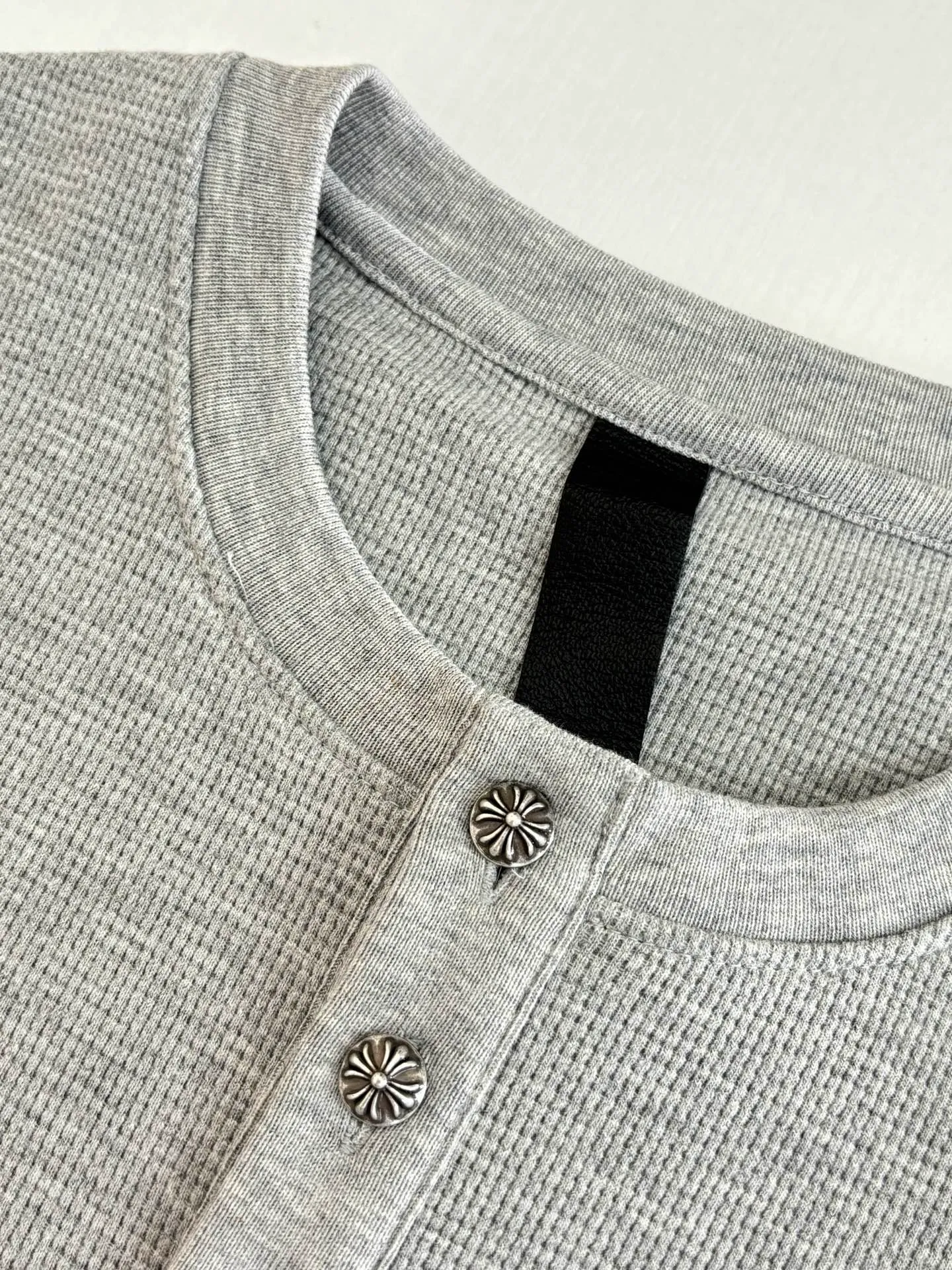 P400 Chrome Heart*/Chrome Heart 25 patchwork leather Henry collar waffle sweatshirt. The fabric is made of 350g cotton waffle double-layer material before washing (to distinguish between low-gram weight cut corners and non-pure cotton market products). The silver buckles and scrolls are made of antique bronze and real silver (the materials used have reached 300+ quality in the market). The leather label is still made of genuine imported lambskin. The most important thing is that the leather is hand-extended and stitched (the cost is high when it comes to manual work) in the fabric and hardware A lot of effort has been put into the craftsmanship. The highest quality in the market. The industry benchmark is only owned by a few people. Size: S/M/L